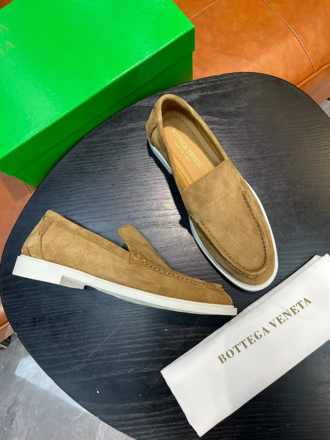 [BV] Top P: 780💰 Size: Male 39-44 (38.45 non-refundable) Bottega Veneta 2025 autumn and winter counter synchronization style. Bottega Veneta BV's new driving shoes have a slip-on design with suede upper, BV's unique weaving design on the heel, and a weaving pattern on the outsole.